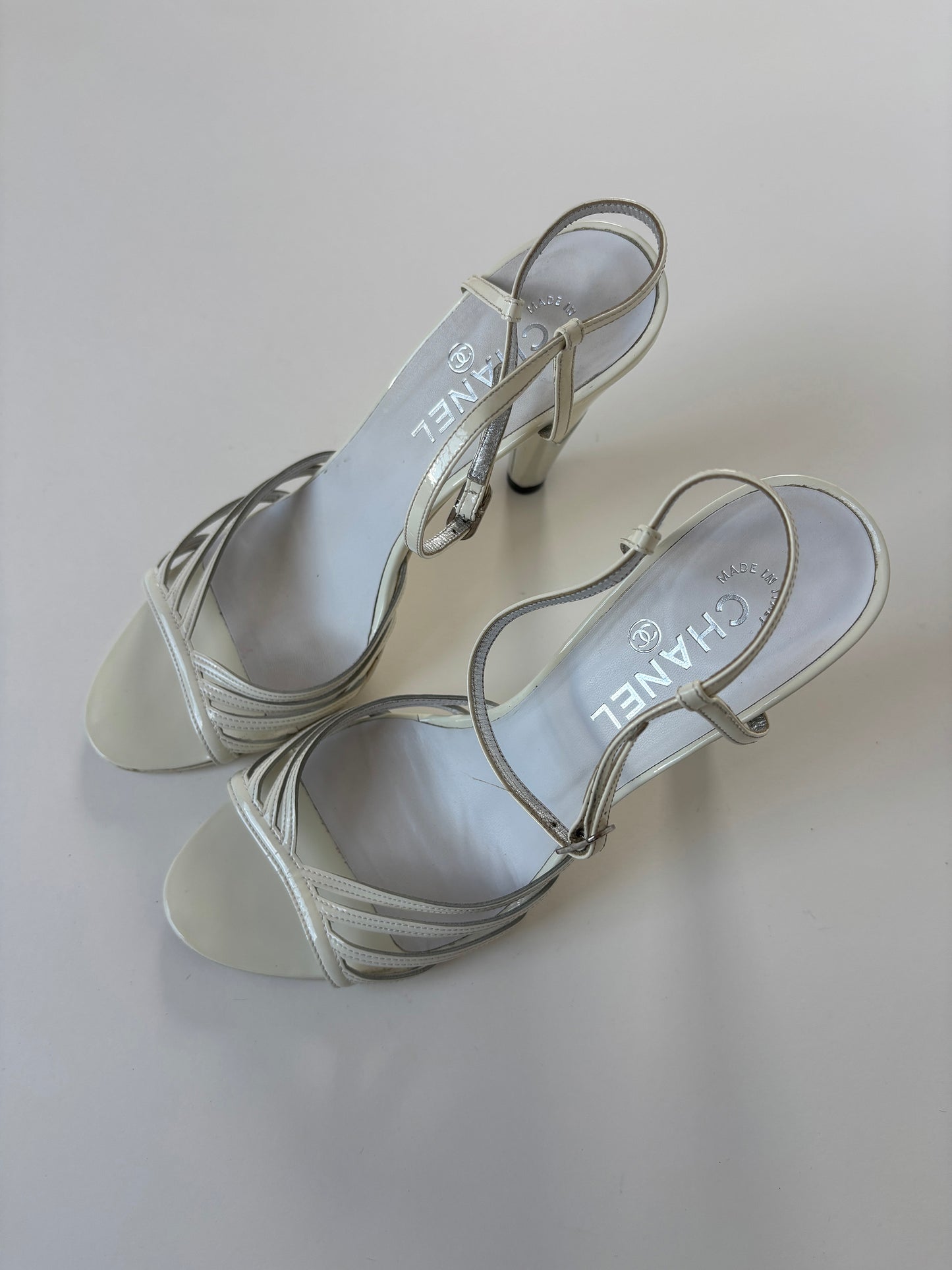 Chanel 2000s by Karl Lagerfeld ivory patent leather heels (EU 40 / US 9.5)
