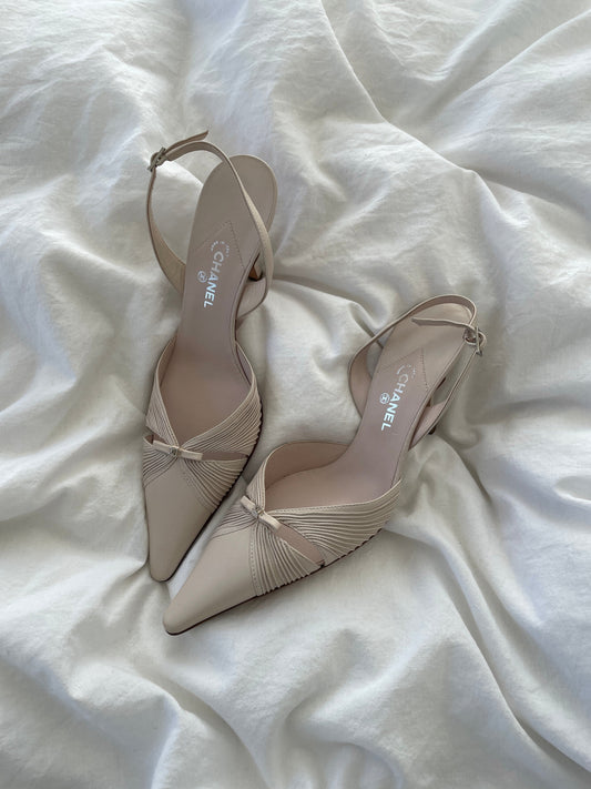 Vintage Chanel 2000s powdery cream white bridal pointed CC sling back