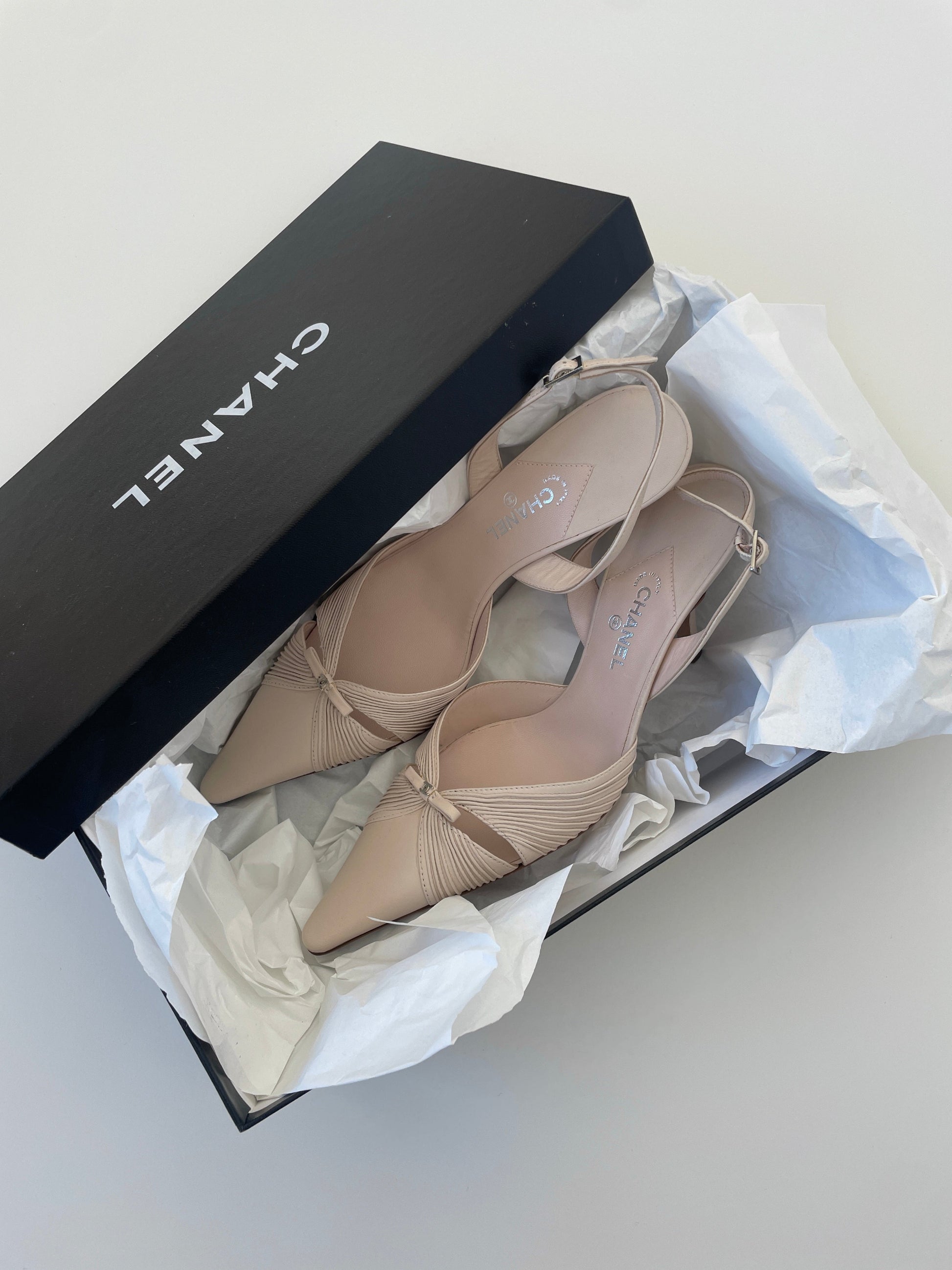 Vintage Chanel 2000s powdery cream white bridal pointed CC sling back