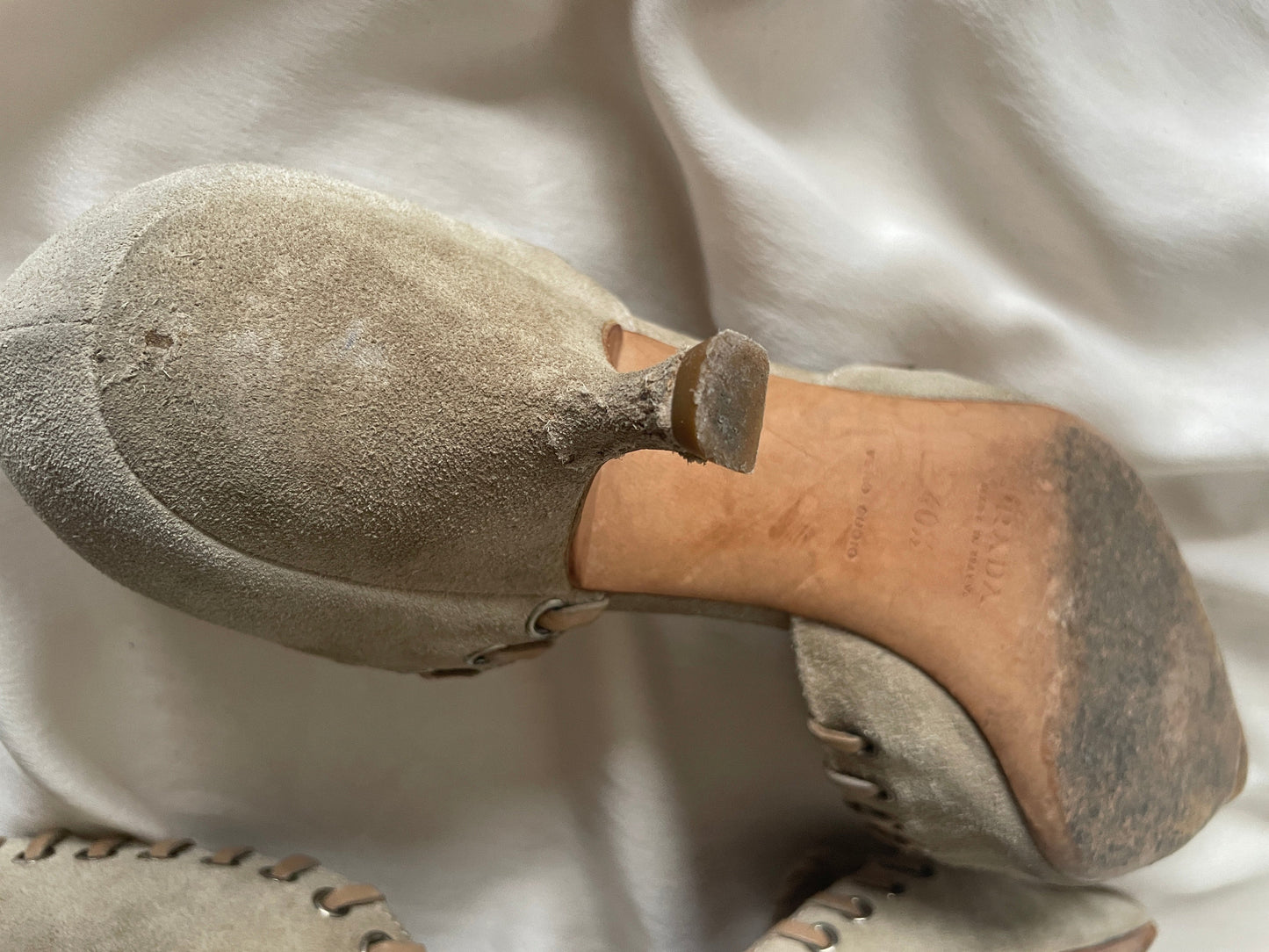 Prada suede leather kitten heels (EU 40,5 / US 9,5)