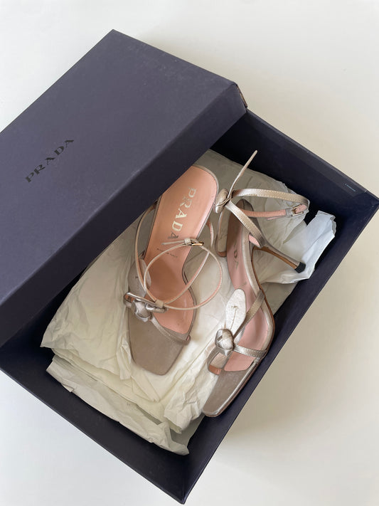 Vintage Prada 1990s iconic champagner beige silk roses kitten heel sandals