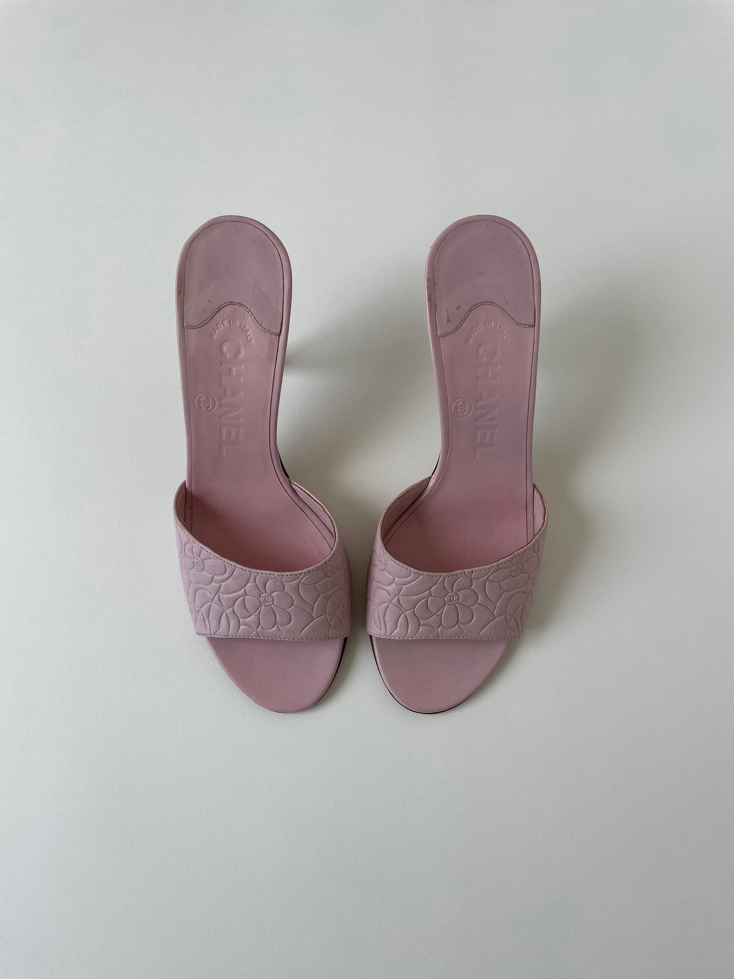 Vintage Chanel 2000s peachy pink CC light pink heels with embossed Camellia pattern