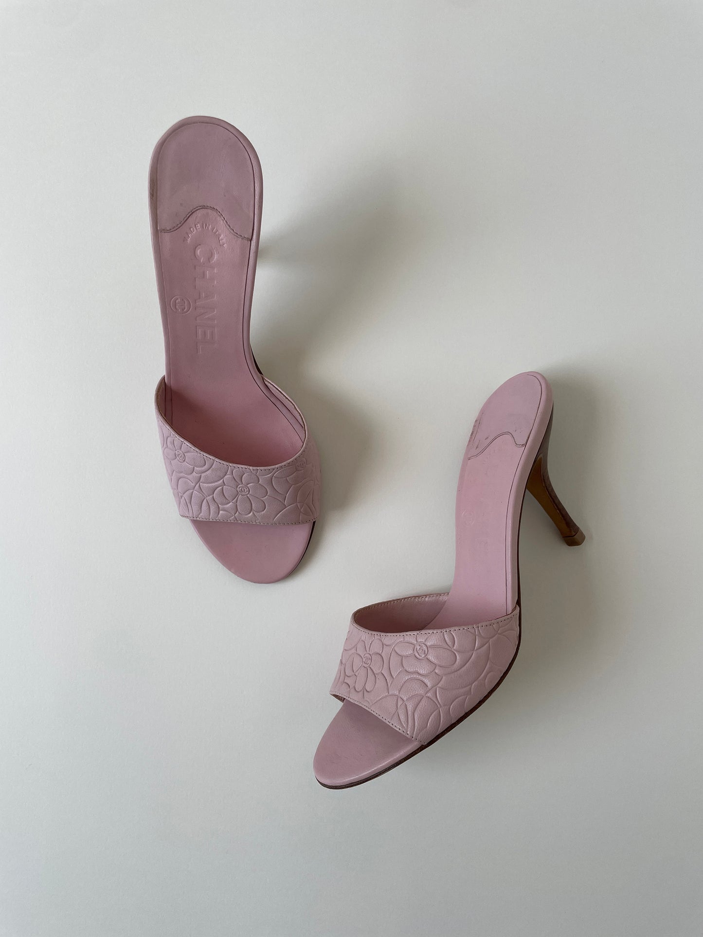 Vintage Chanel 2000s peachy pink CC light pink heels with embossed Camellia pattern