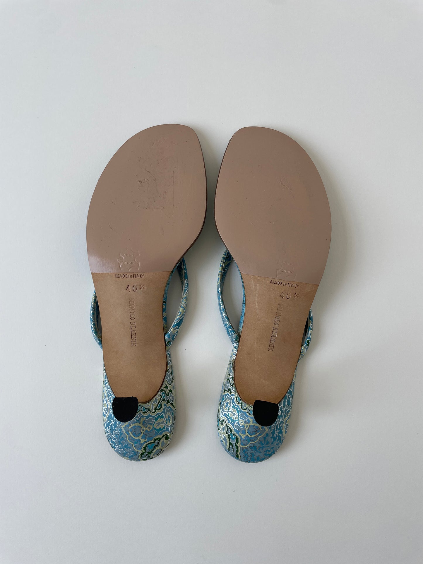 Manolo Blahnik 2000s baby blue metallic paisley thong kitten heels (EU 40,5 / US 10)