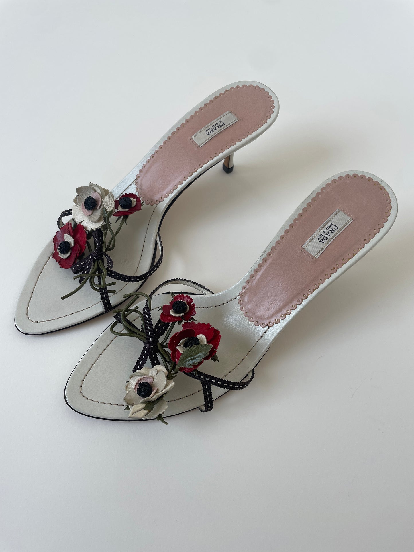 Vintage Prada S/S 2003 white kitten heel sandals with flower applications and cute bow details.
