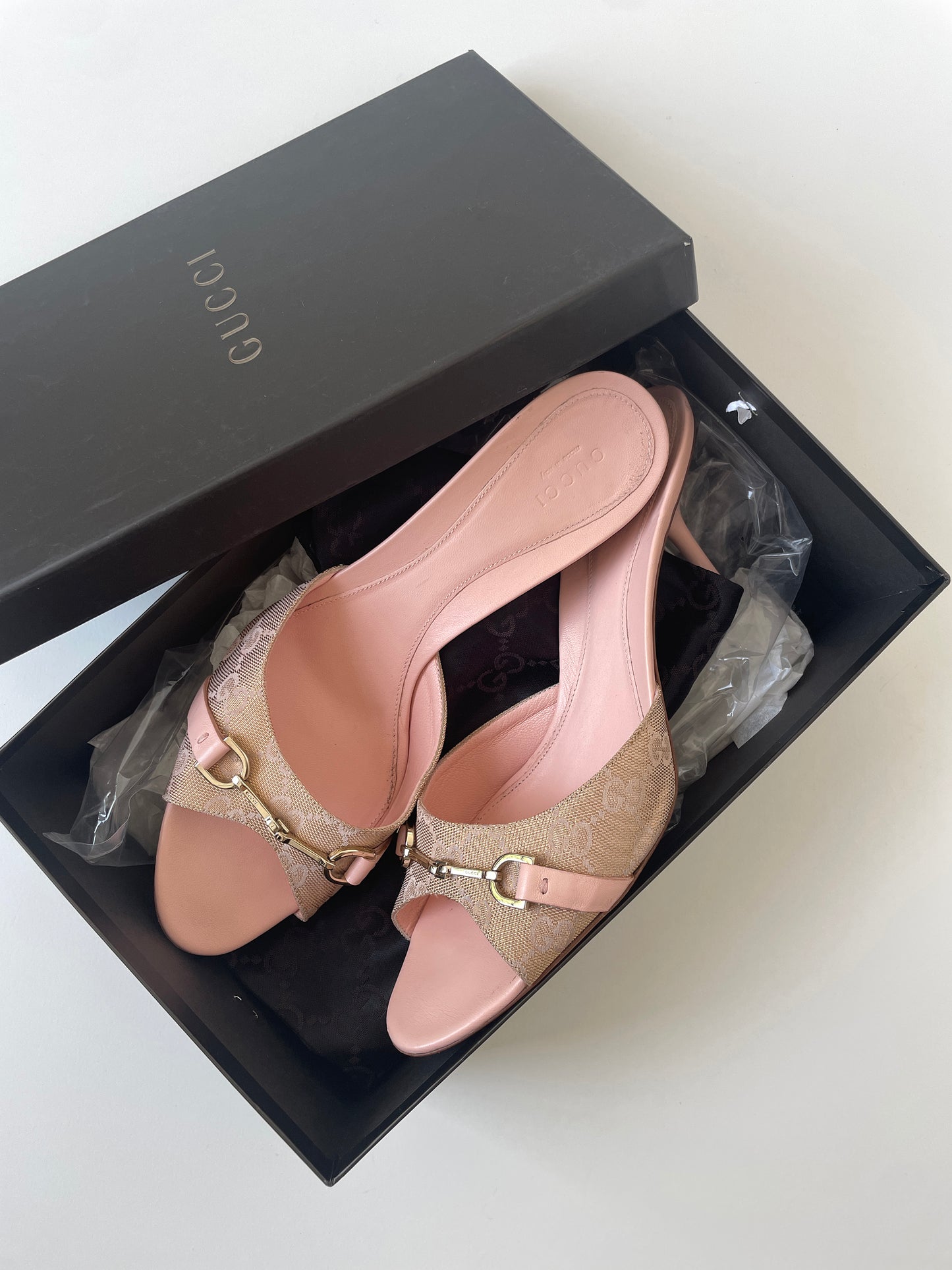 Vintage Gucci by Tom Ford pink slim horsebit heels with beige golden monogram print.