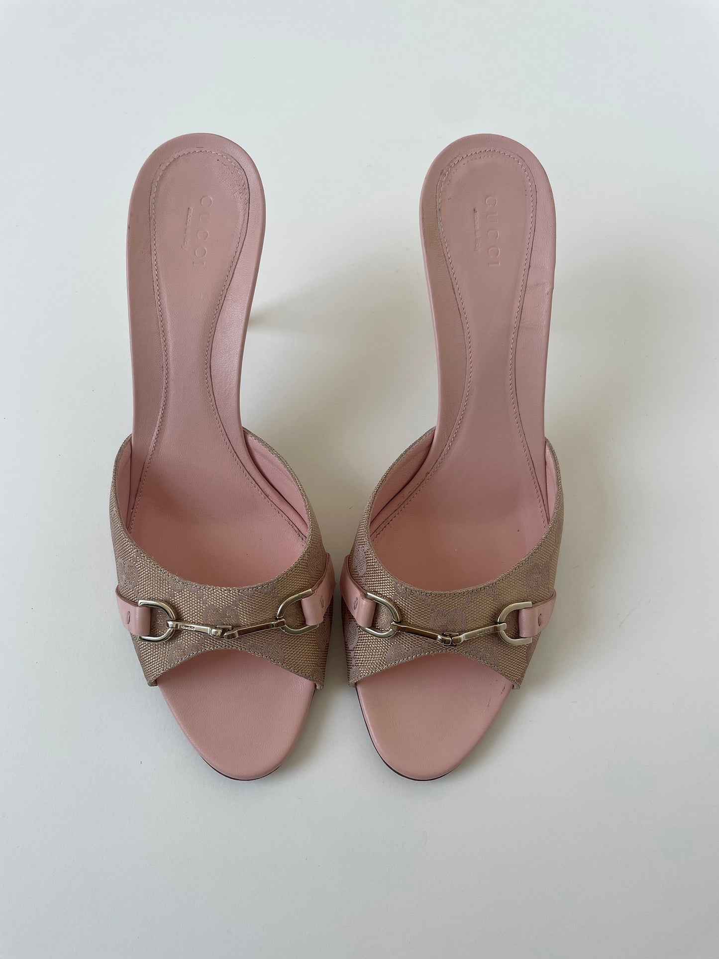 Vintage Gucci by Tom Ford pink slim horsebit heels with beige golden monogram print.
