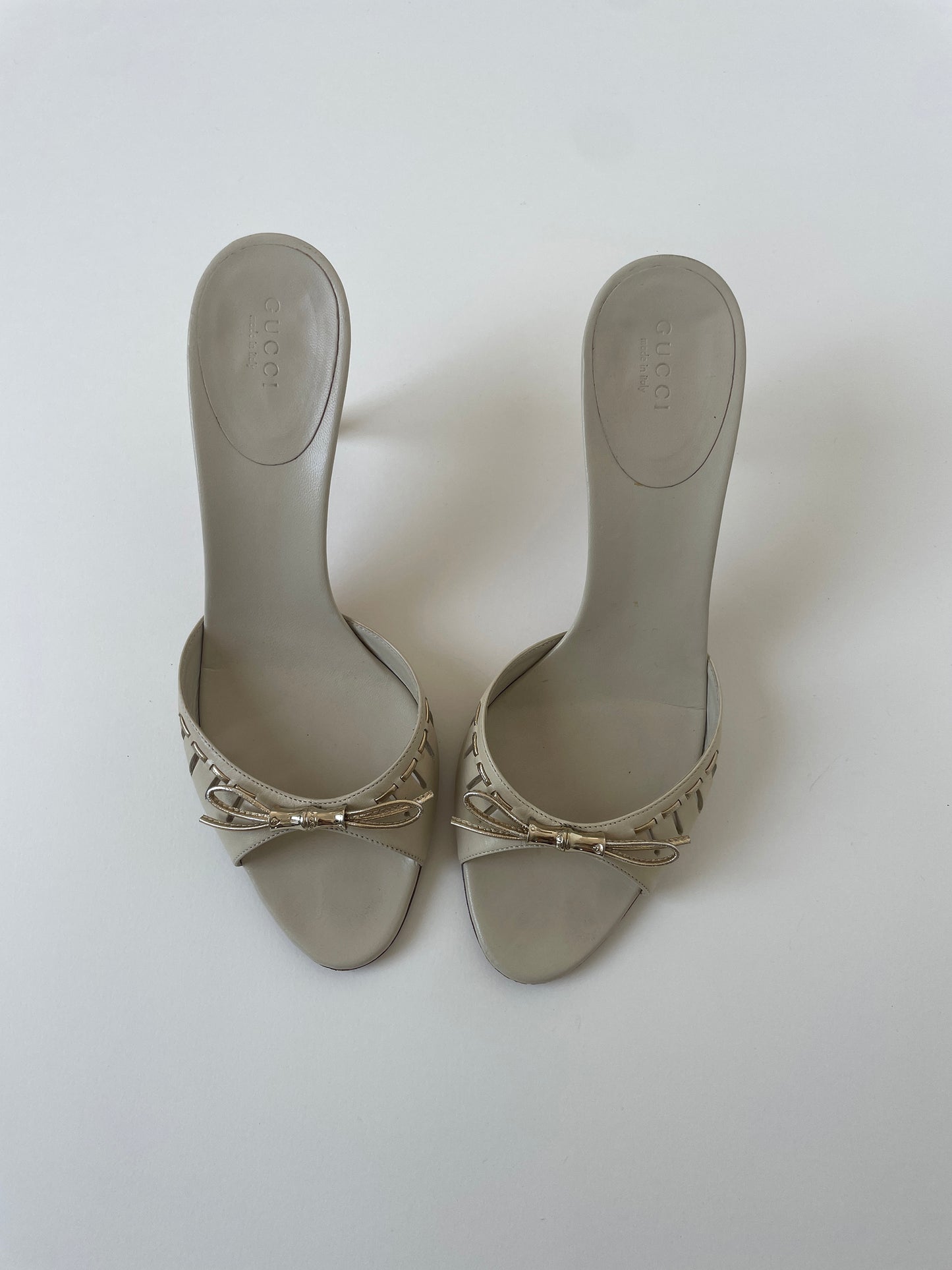 Vintage Gucci by Tom Ford off-white mini silvery bamboo and bow heel sandals with tiny bow details.