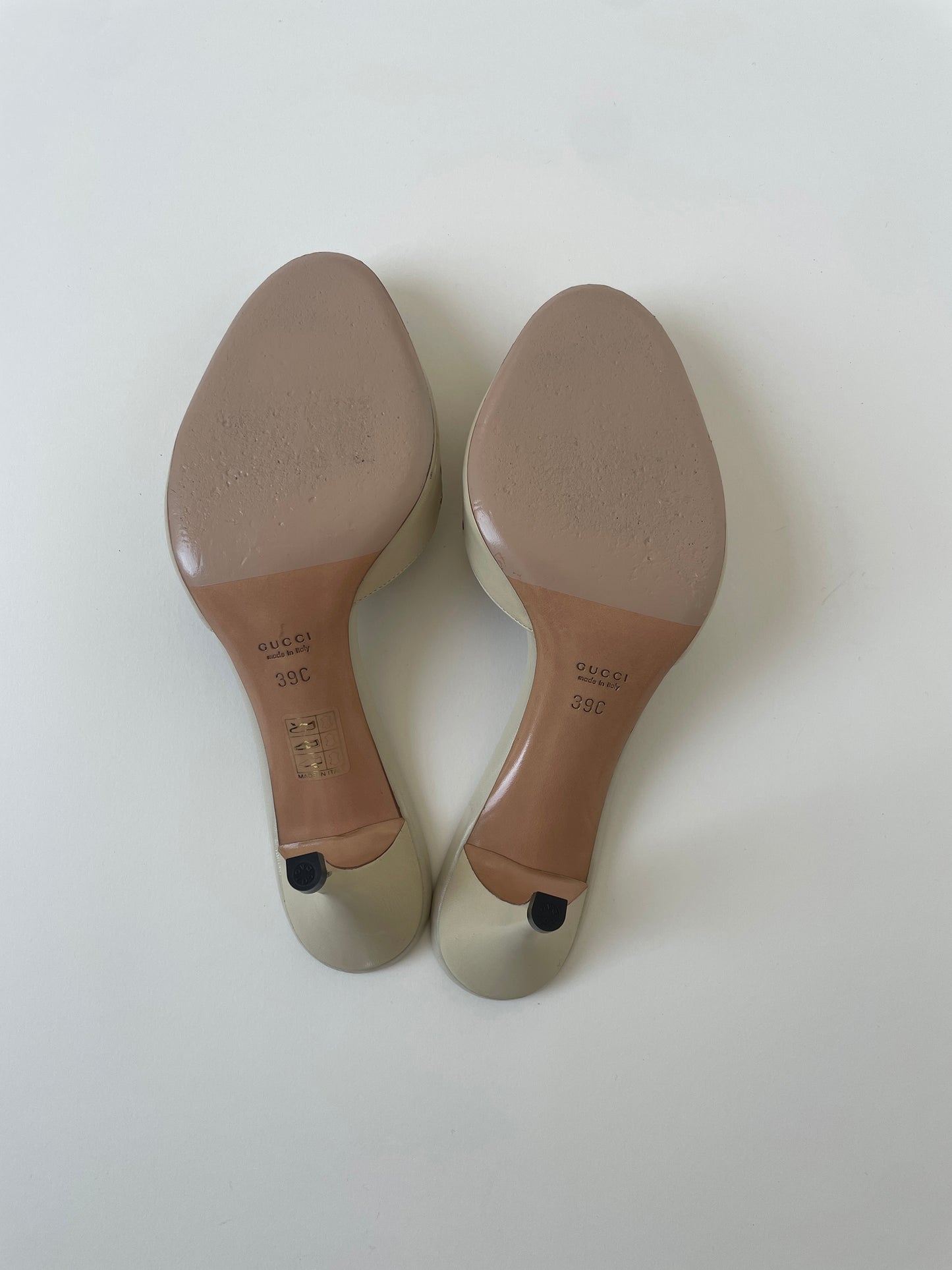 Gucci by Tom Ford off-white mini bamboo and bow heel sandals (EU 39 / US 8.5)