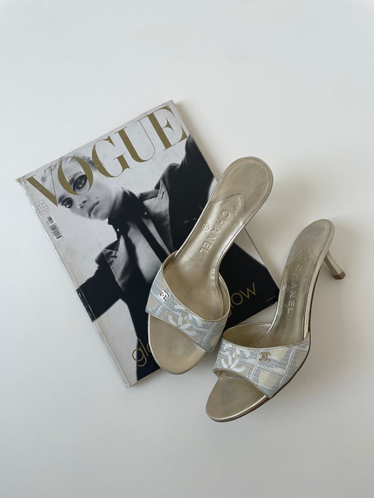 Vintage Chanel 2000s travel golden CC kitten heels with cute mini logo and golden heel