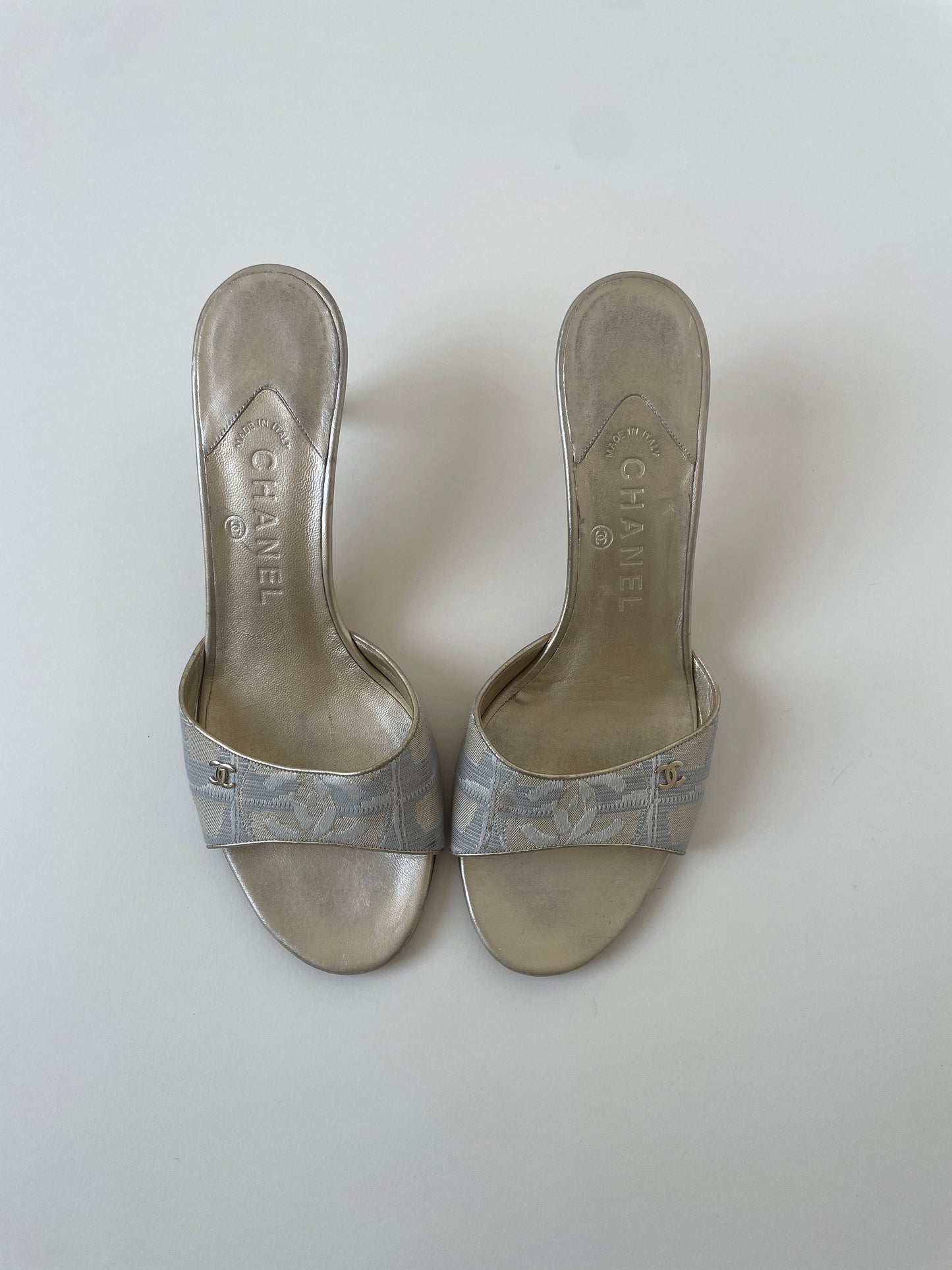 Vintage Chanel 2000s travel golden CC kitten heels with cute mini logo and golden heel