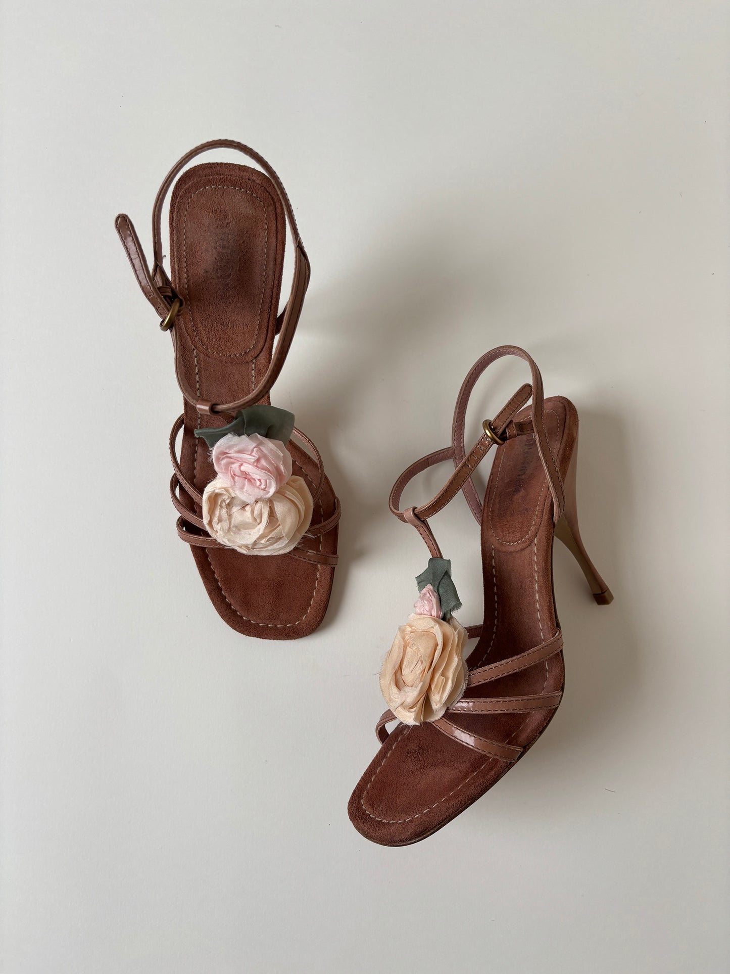 Vintage Miu Miu 2000s floral kitten heels with cute silk roses details. Very rare model.