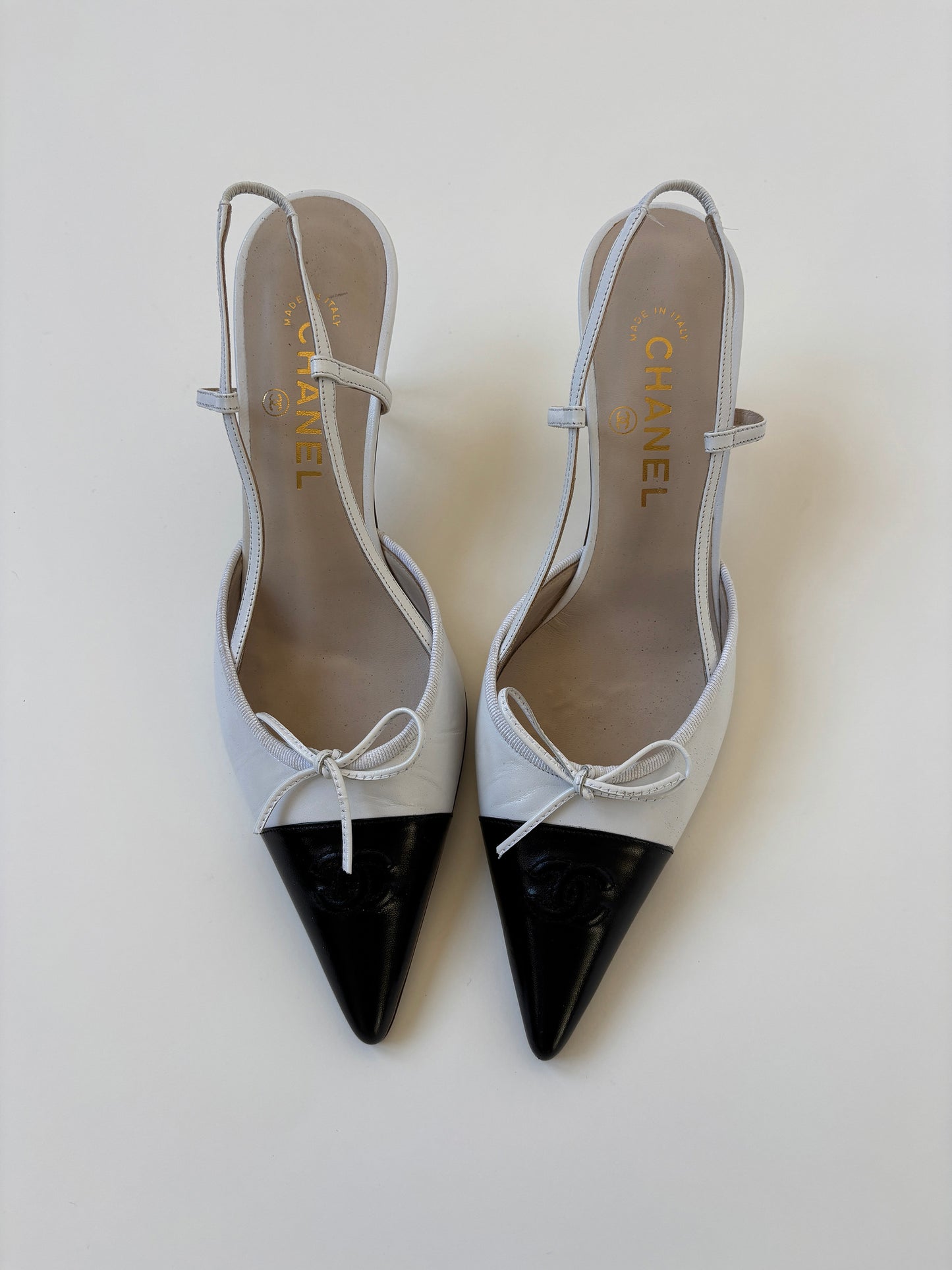 Chanel by Karl Lagerfeld 2000s iconic CC white bow sling back kitten heels (EU 39,5 / US 9)