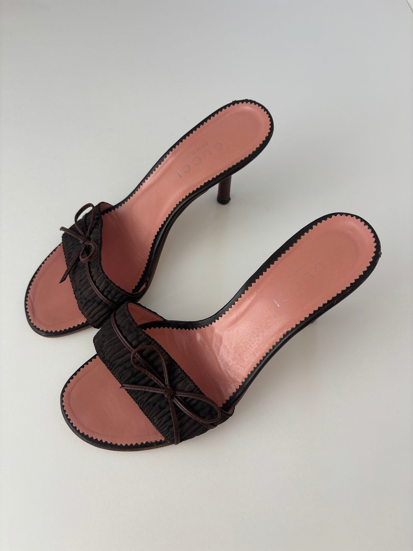 Gucci by Tom Ford 1990s iconic monogram bow sandal heels (EU 37,5 / US 7)