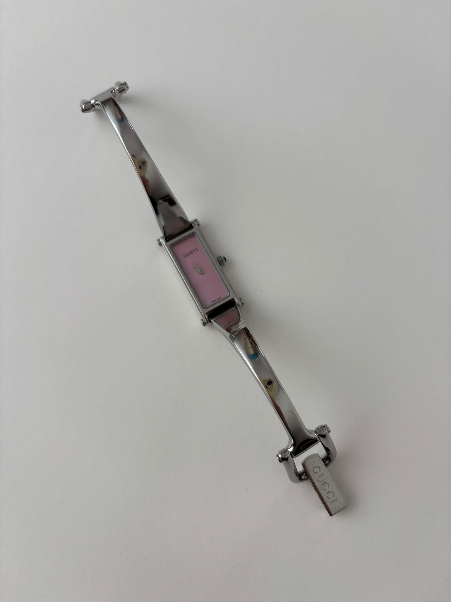 Gucci by Tom Ford 2000s 1500L pink mother of pearl silver bangle watch
