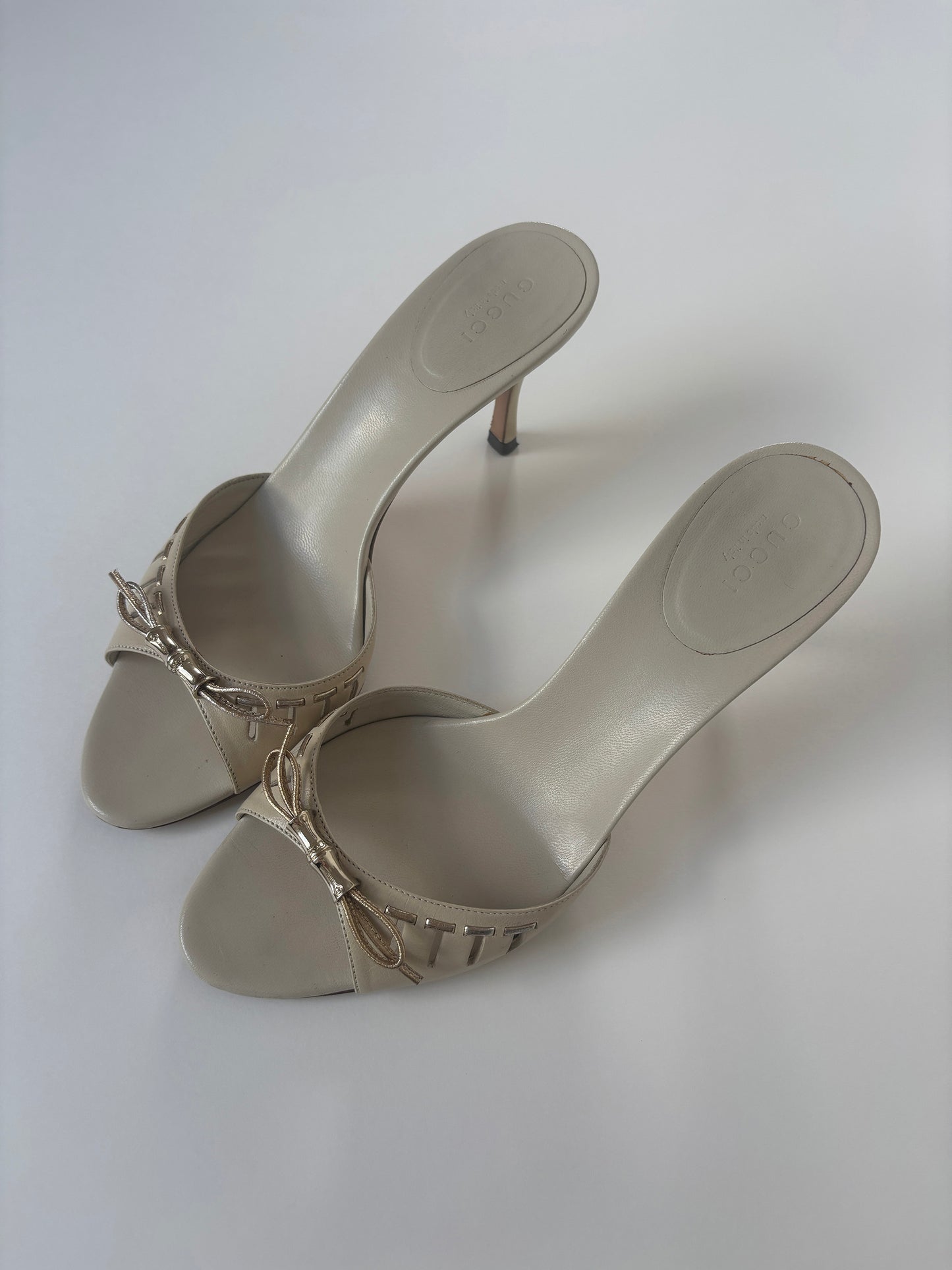 Gucci by Tom Ford off-white mini bamboo and bow heel sandals (EU 37,5 / US 7)