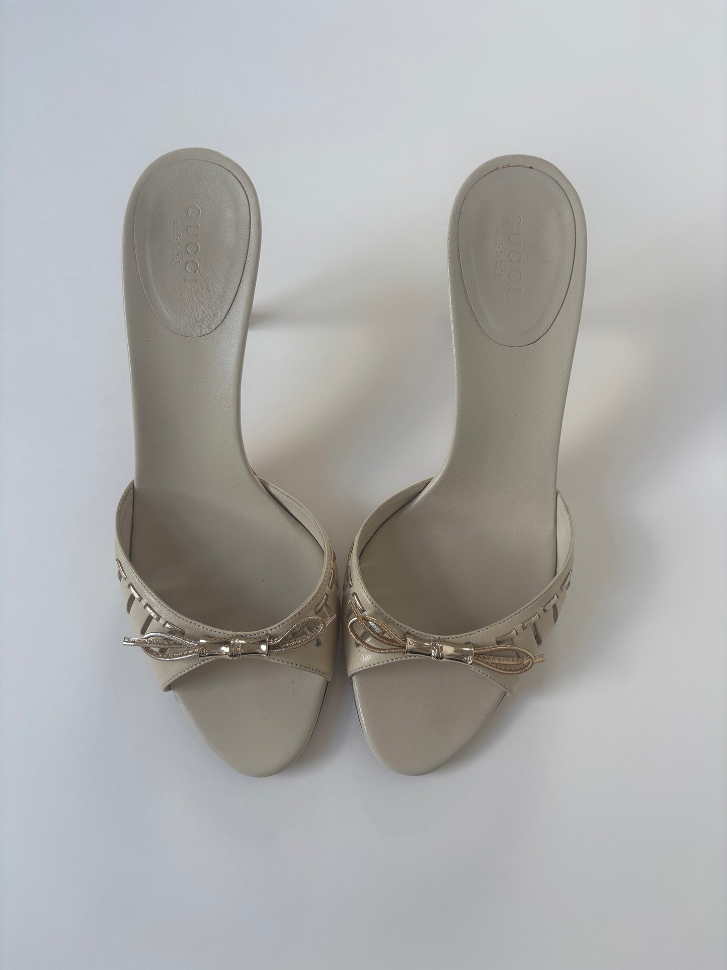 Gucci by Tom Ford off-white mini bamboo and bow heel sandals (EU 37,5 / US 7)