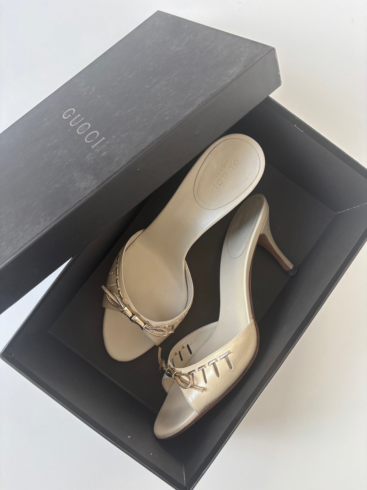 Gucci by Tom Ford off-white mini bamboo and bow heel sandals (EU 37,5 / US 7)