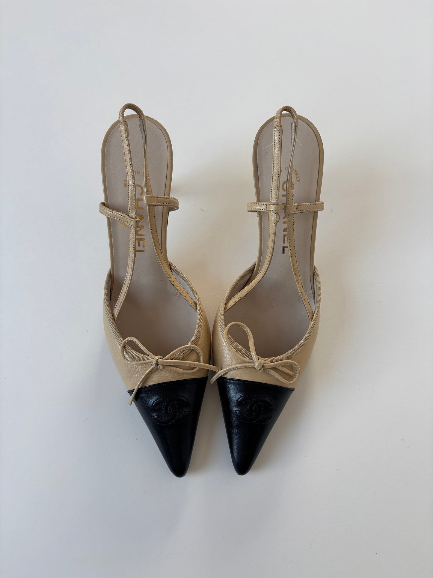 Chanel by Karl Lagerfeld 2000s iconic CC beige bow sling back kitten heels (EU 38 / US 7.5)