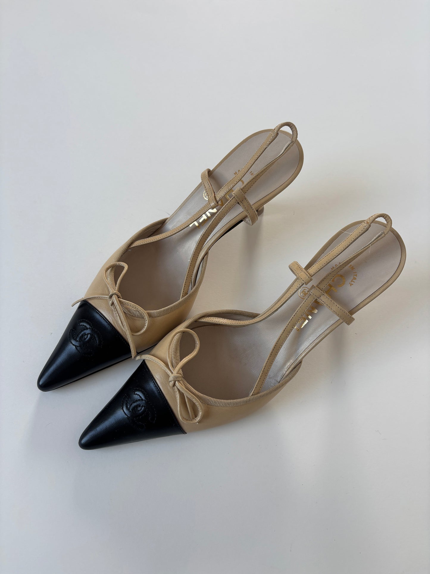 Chanel by Karl Lagerfeld 2000s iconic CC beige bow sling back kitten heels (EU 38 / US 7.5)