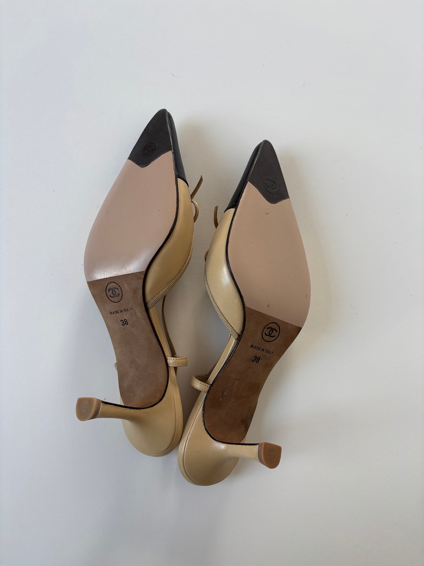 Chanel by Karl Lagerfeld 2000s iconic CC beige bow sling back kitten heels (EU 38 / US 7.5)