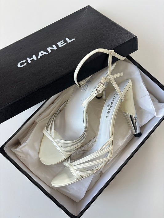 Chanel 2000s by Karl Lagerfeld ivory patent leather heels (EU 40 / US 9.5)