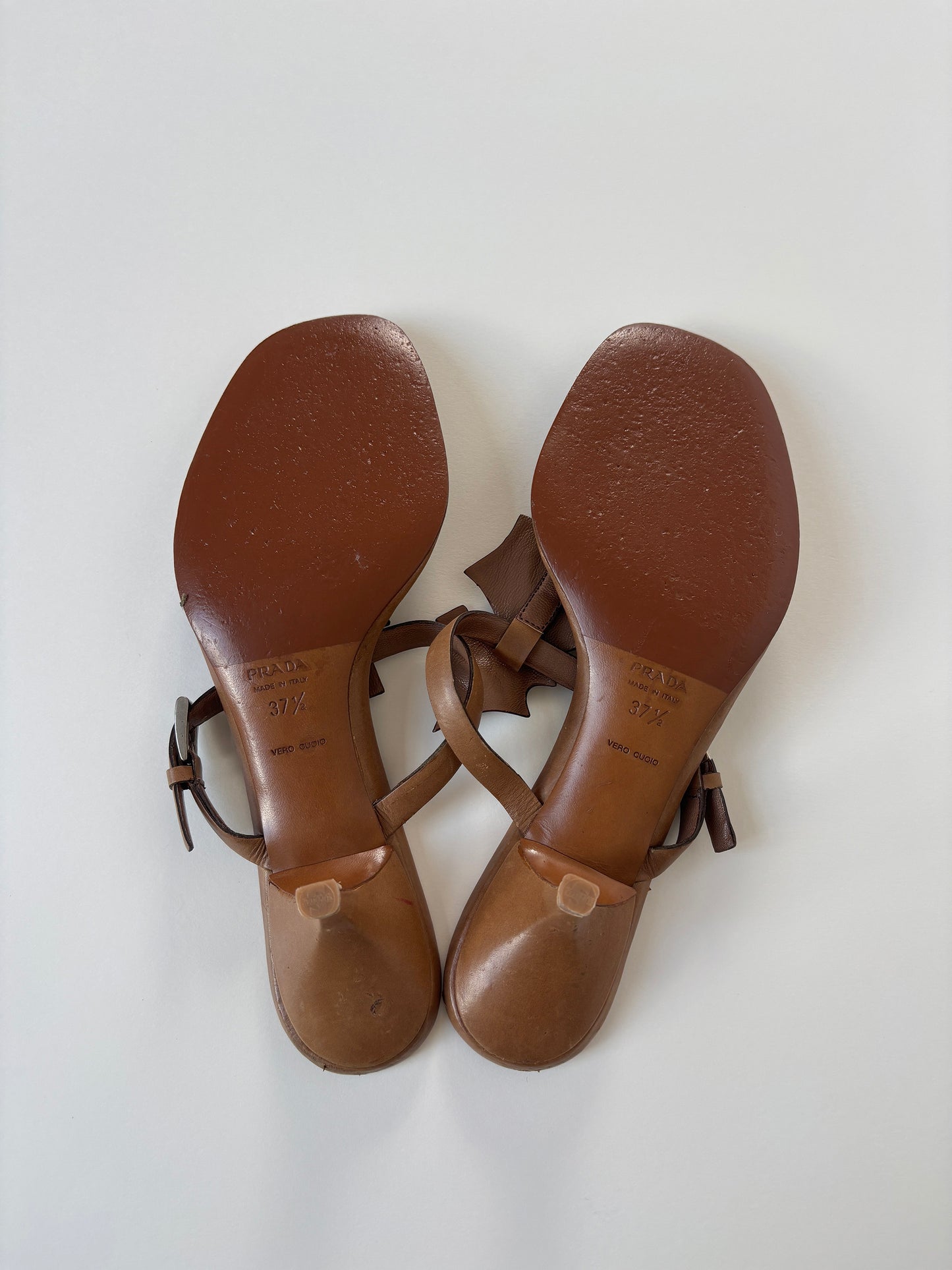 Prada 2000s tan seahorse thong kitten heels (EU 37,5 / US 7)