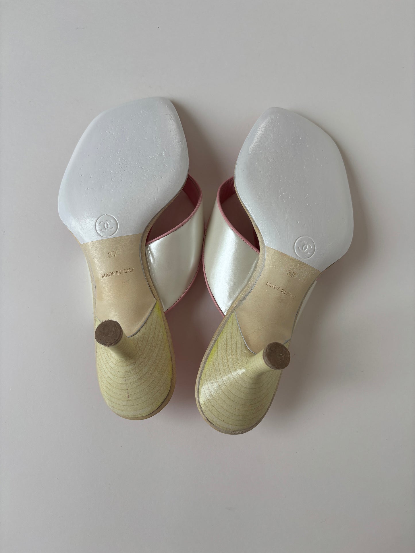 Chanel iconic 2000s by Karl Lagerfeld CC pearly pink thong kitten heels (EU 37/ US 6.5)