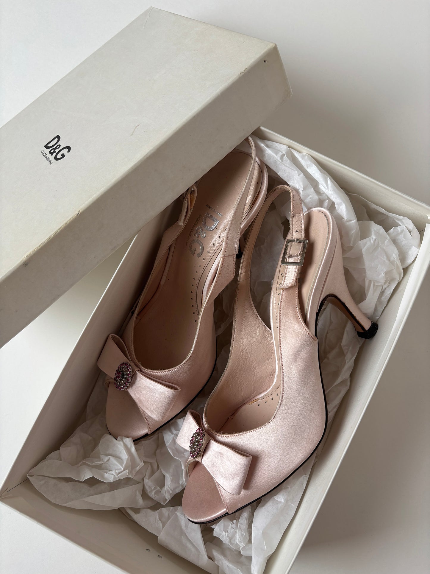 Dolce & Gabanna 2000s pink satin jewelry bow heels (EU 37,5 / US 7)