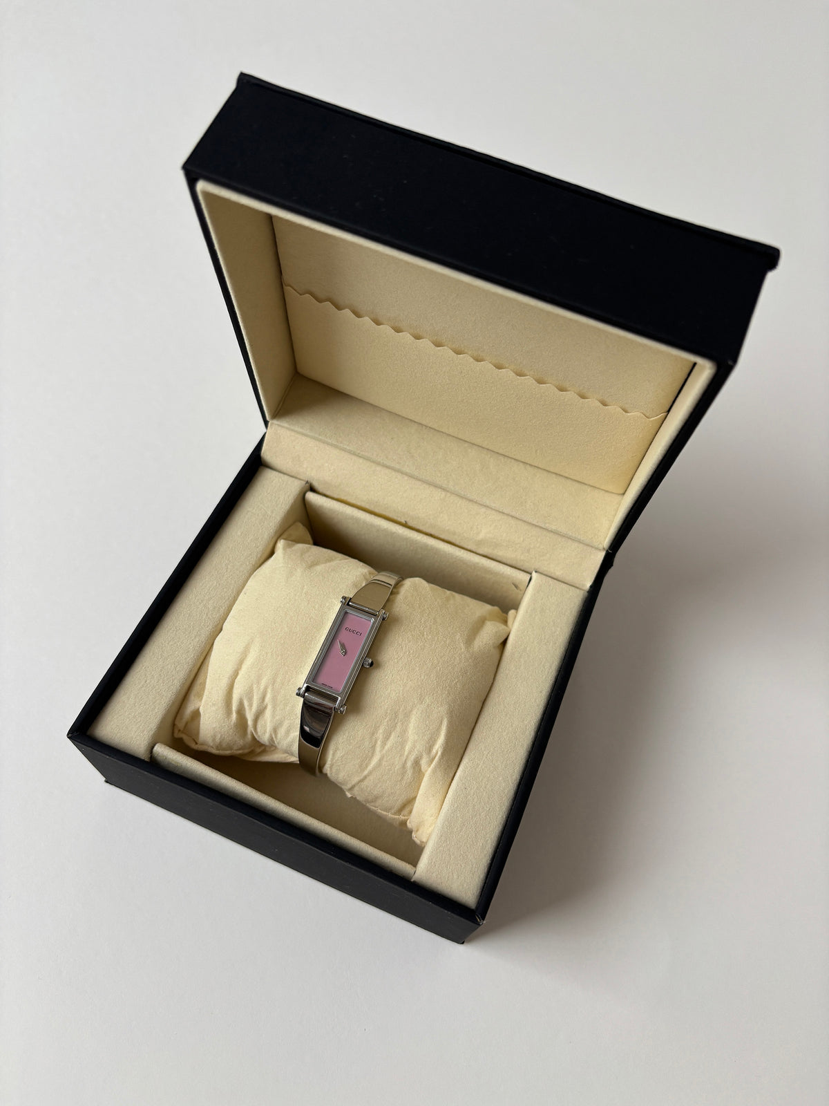 Gucci by Tom Ford 2000s 1500L pink mother of pearl silver bangle watch