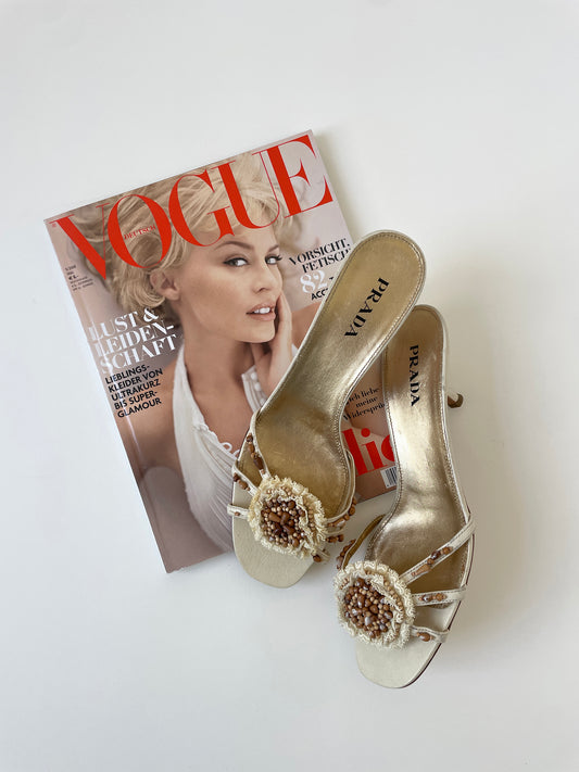 Vintage Prada 2000s cream white boho kitten heels in UNWORN condition with cute crochet flower and&nbsp; wooden pearls