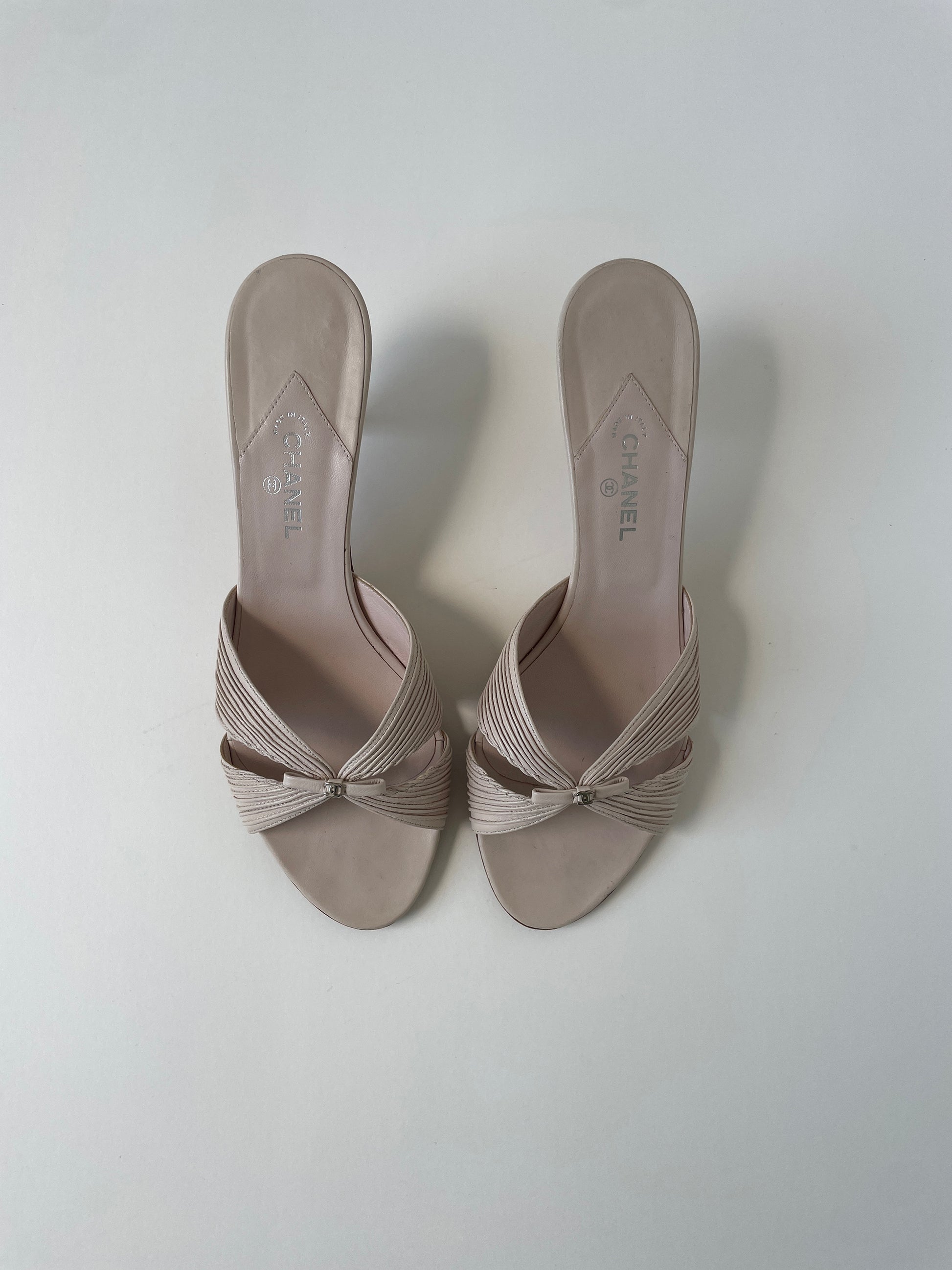 Vintage Chanel 2000s powdery cream white bridal CC kitten heel with tiny silvery CC logo details