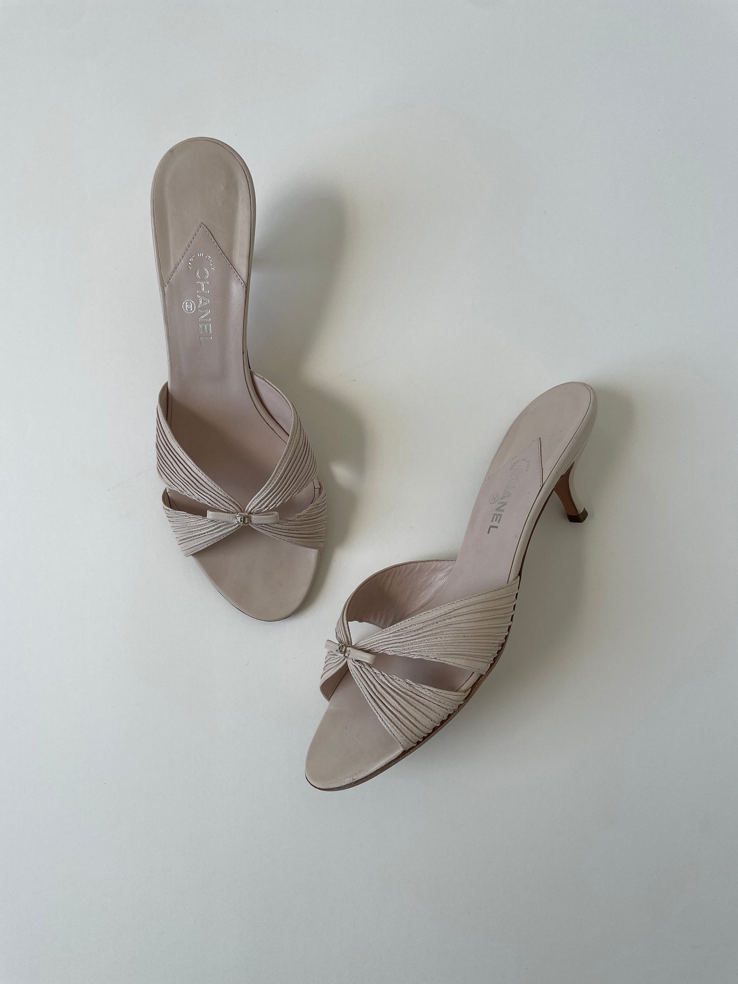 Chanel 2000s by Karl Lagerfeld CC powdery bow kitten heel (EU 39,5 / US 9)