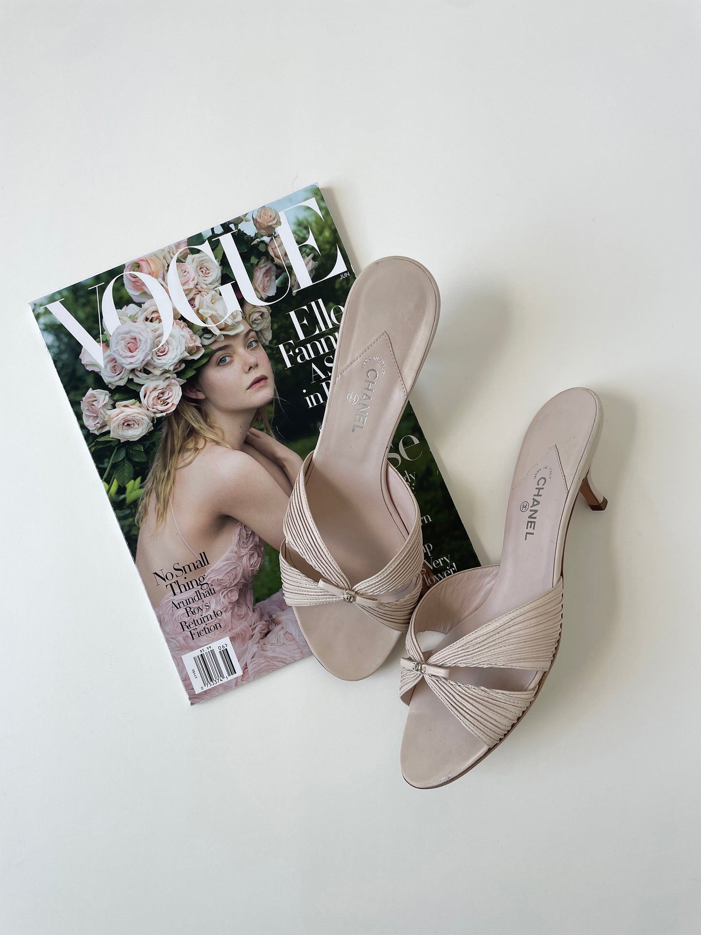 Vintage Chanel 2000s powdery cream white bridal CC kitten heel with tiny silvery CC logo details