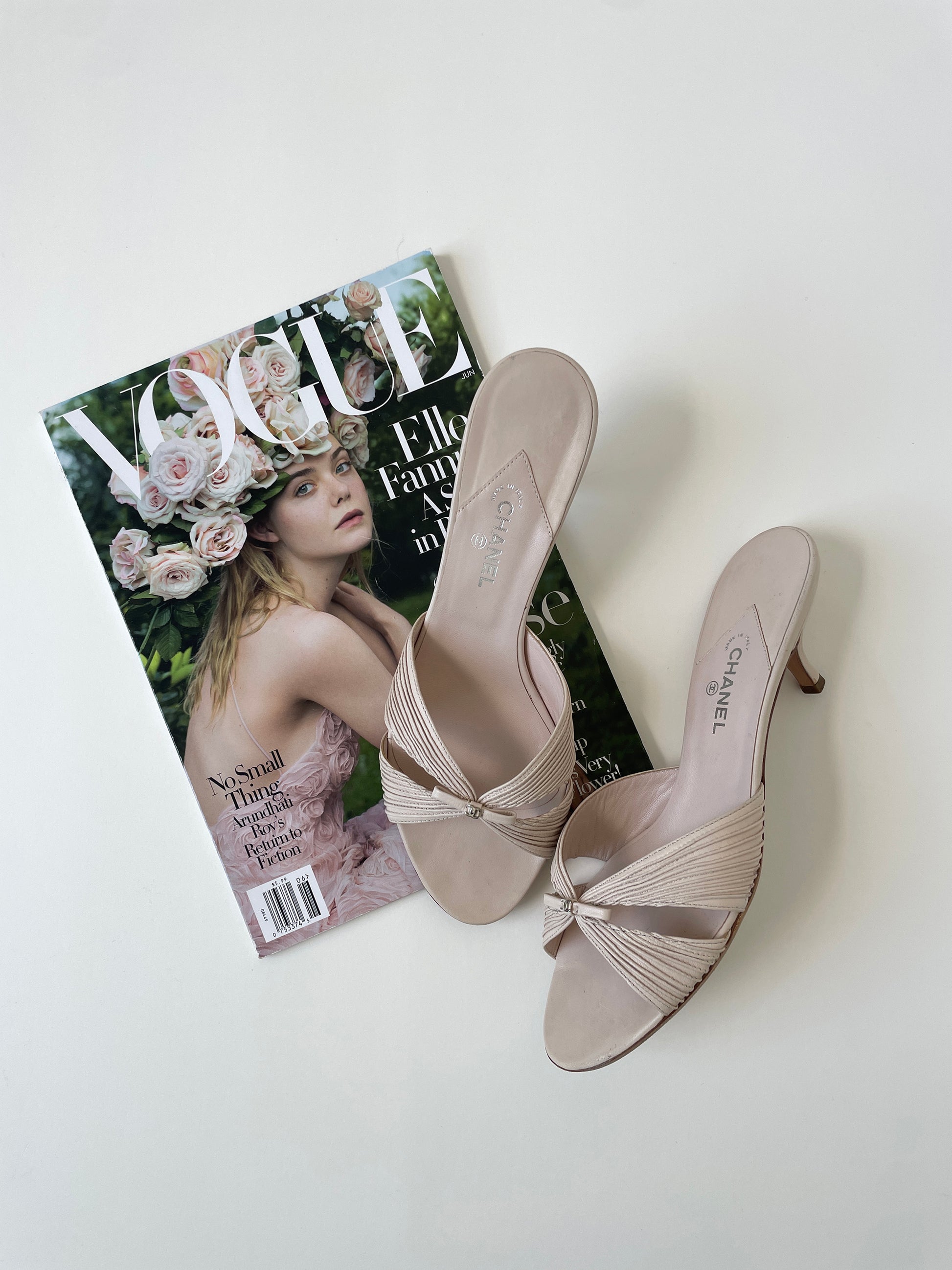 Vintage Chanel 2000s powdery cream white bridal CC kitten heel with tiny silvery CC logo details
