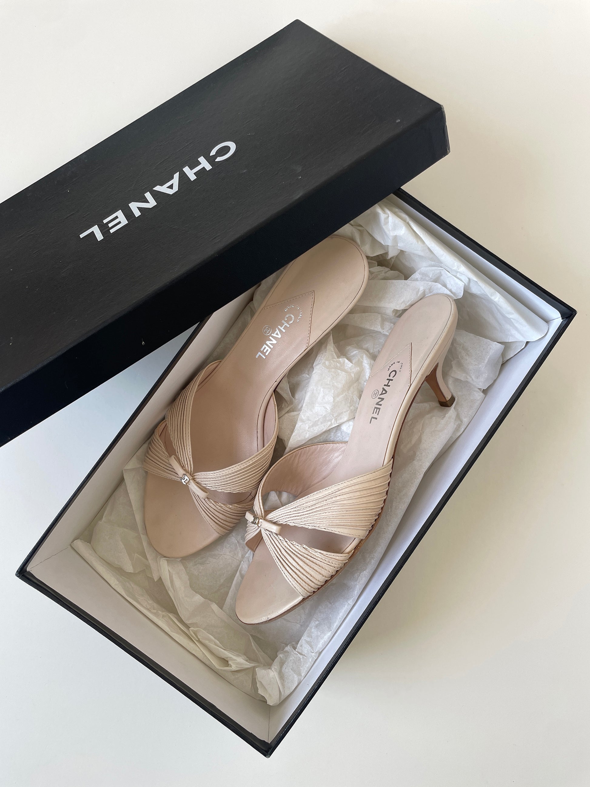 Vintage Chanel 2000s powdery cream white bridal CC kitten heel with tiny silvery CC logo details