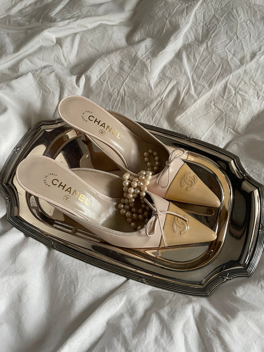 Chanel CC pointed two toned bow mules with patent leather details