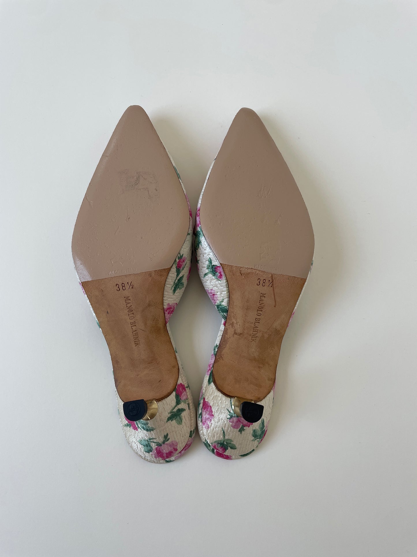 Manolo Blahnik 2000s white silk roses embroidery kitten heels (EU 38,5 / US 8)