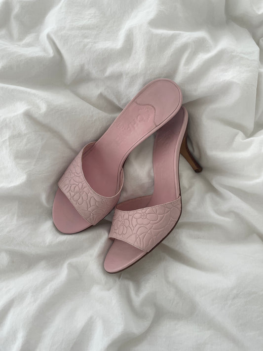 Vintage Chanel 2000s peachy pink CC light pink heels with embossed Camellia pattern