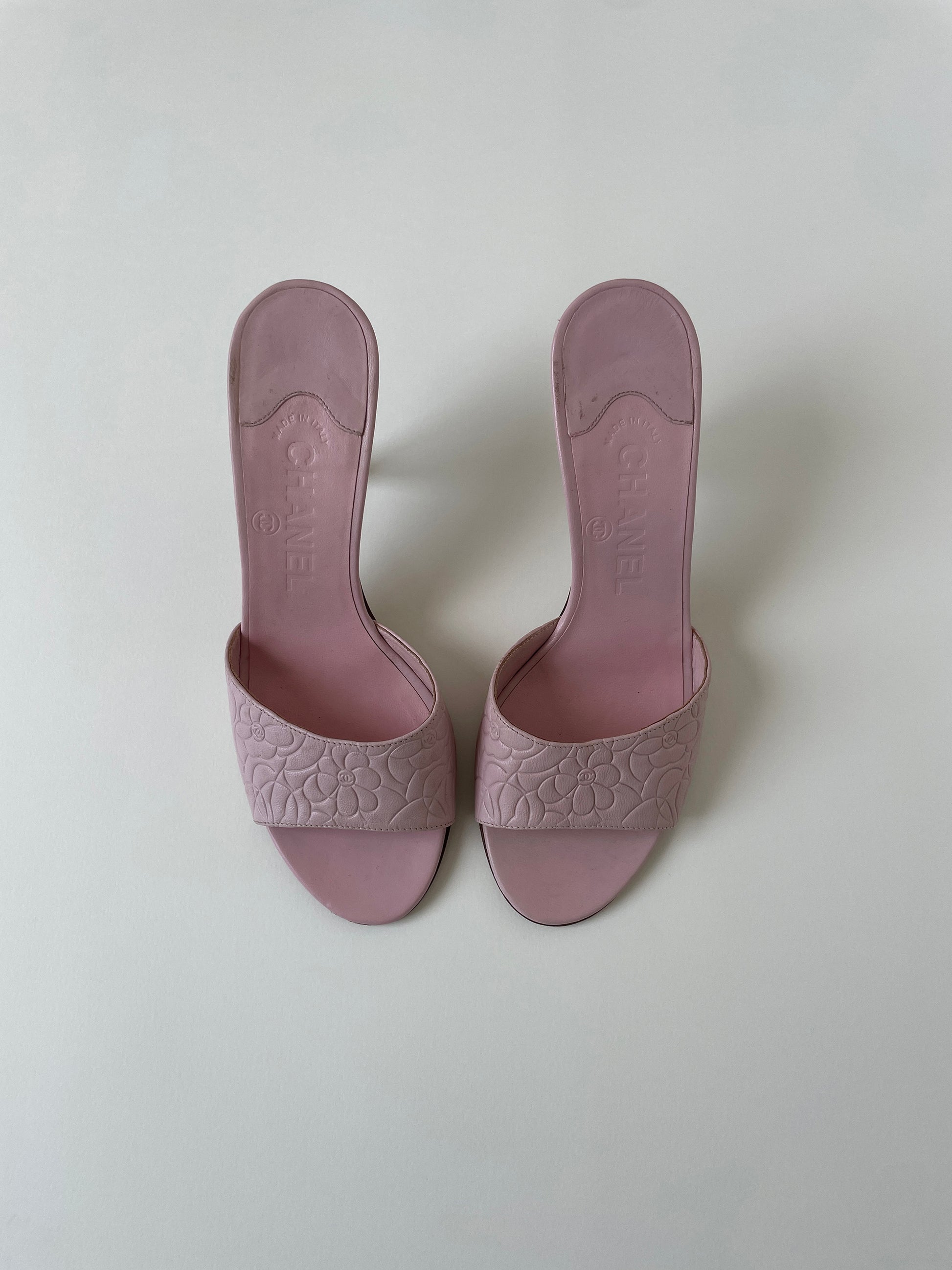Vintage Chanel 2000s peachy pink CC light pink heels with embossed Camellia pattern