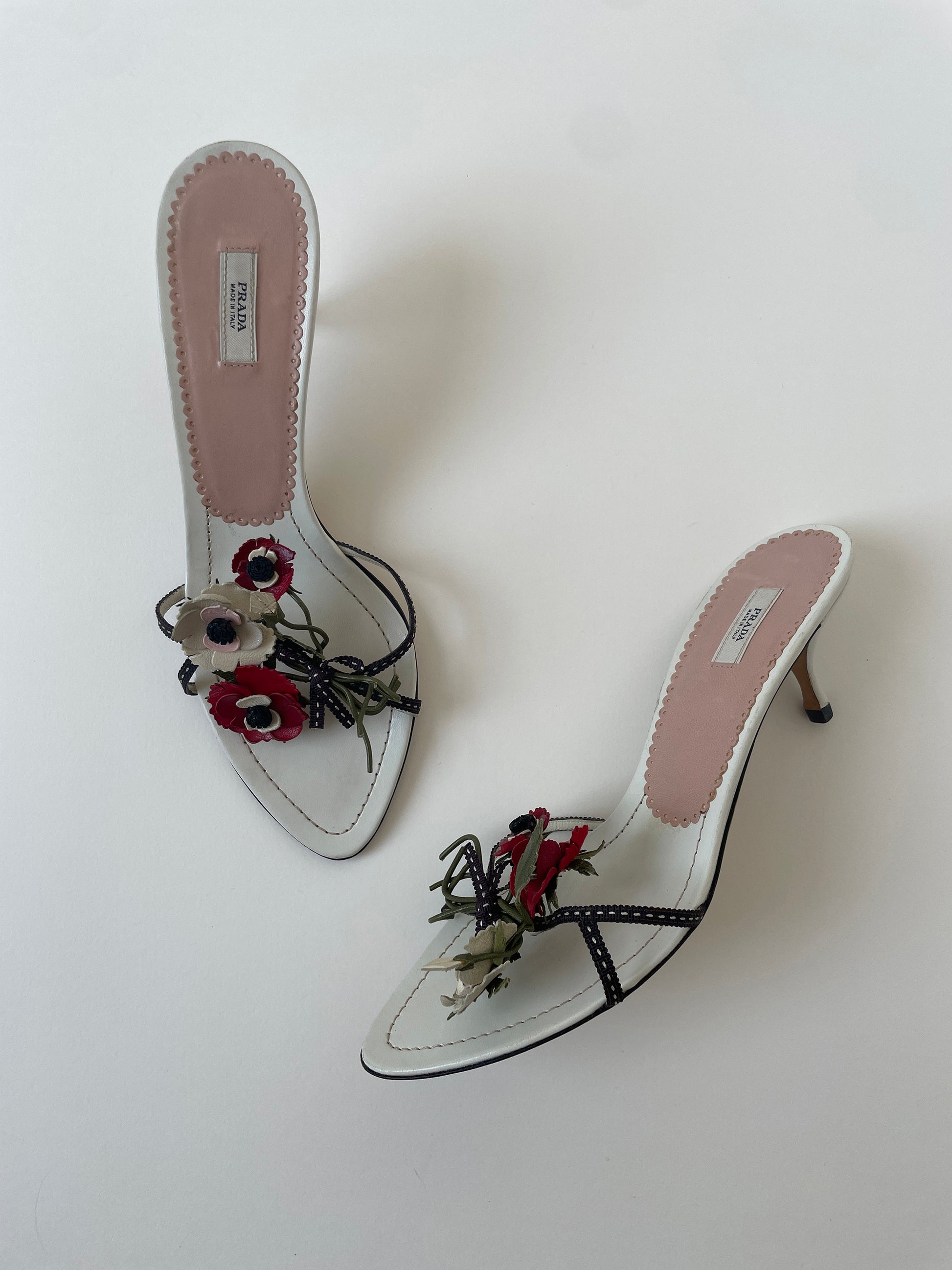 Vintage Prada S/S 2003 white kitten heel sandals with flower applications and cute bow details.
