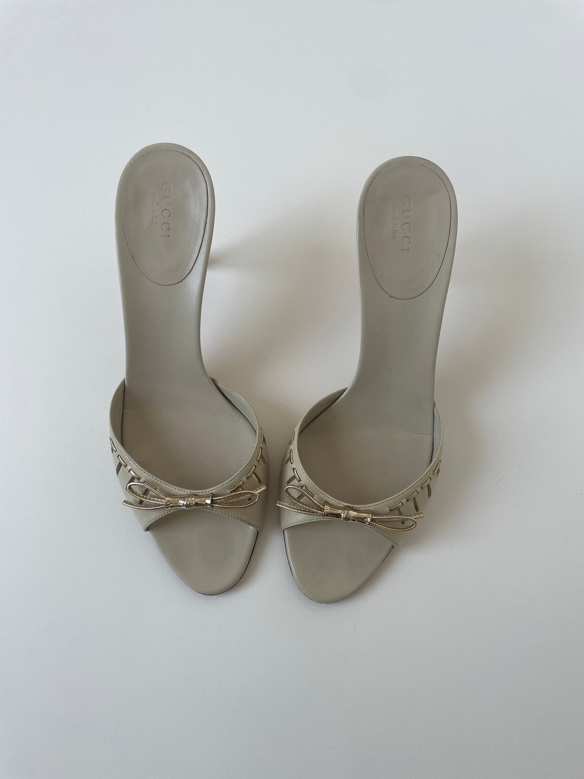Vintage Gucci by Tom Ford off-white mini silvery bamboo and bow heel sandals with tiny bow details.