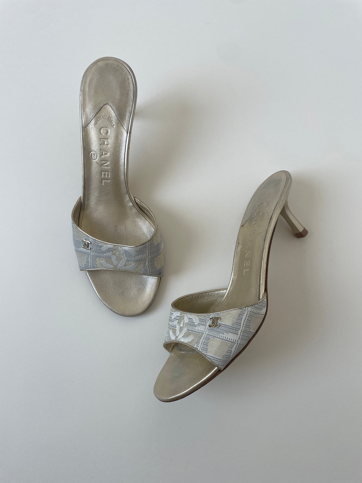 Vintage Chanel 2000s travel golden CC kitten heels with cute mini logo and golden heel