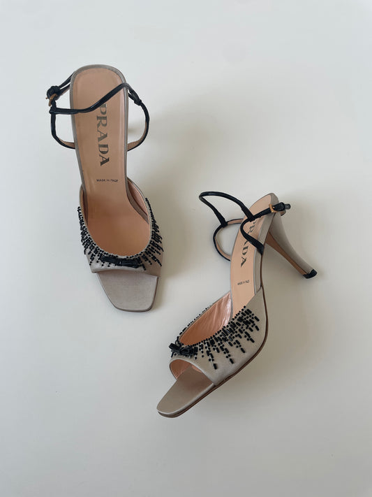 Vintage Prada S/S 1999 cream white silk bow heels with black beads in UNWORN condition