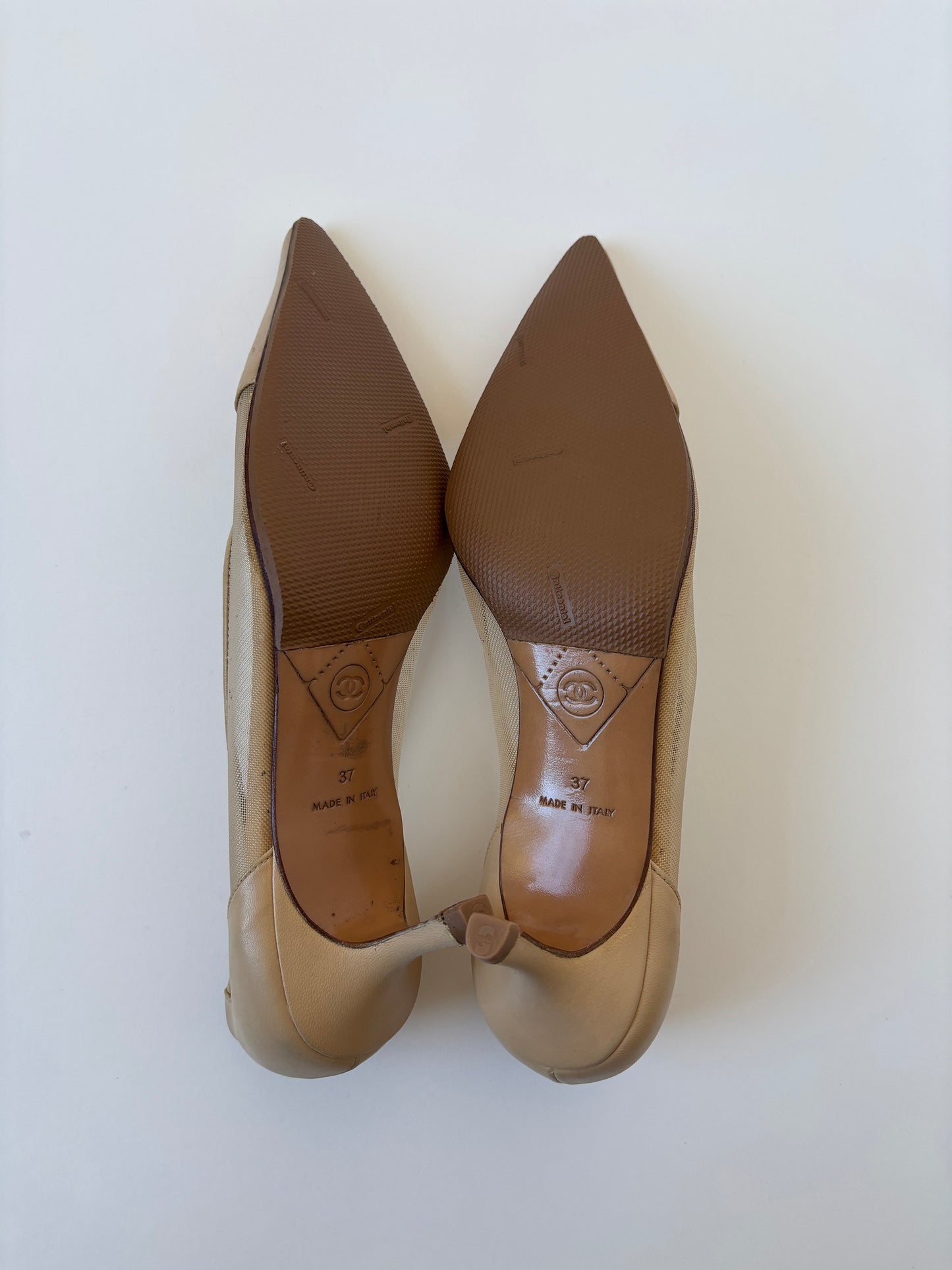 Chanel by Karl Lagerfeld iconic CC beige mesh kitten heel pumps (EU 37 / US 6.5)