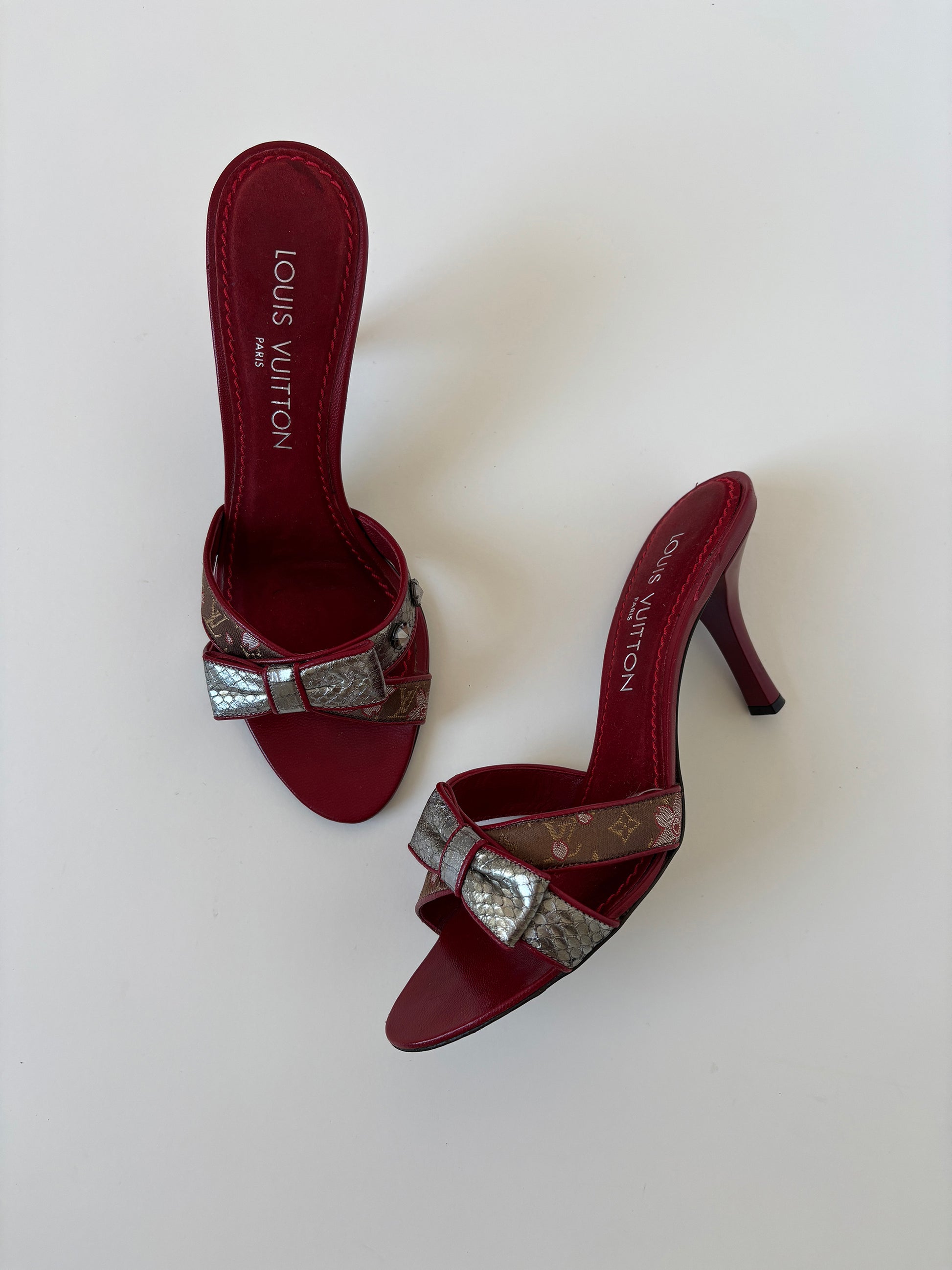 Vintage LV 2000s X TAKASHI MURAKAM 2003 iconic red cherry blossom bow heels with cute details.