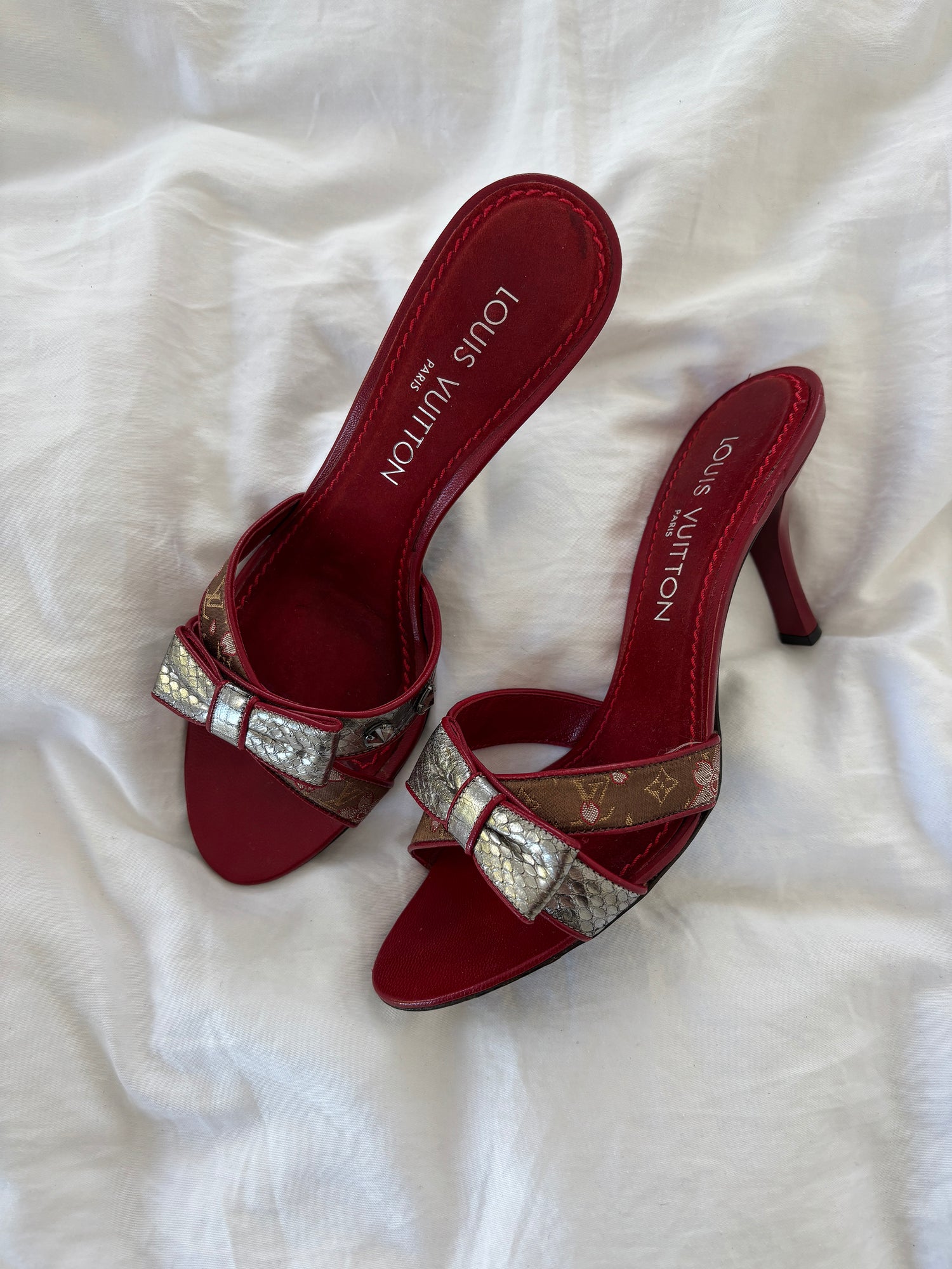 Vintage LV 2000s X TAKASHI MURAKAM 2003 iconic red cherry blossom bow heels with cute details.