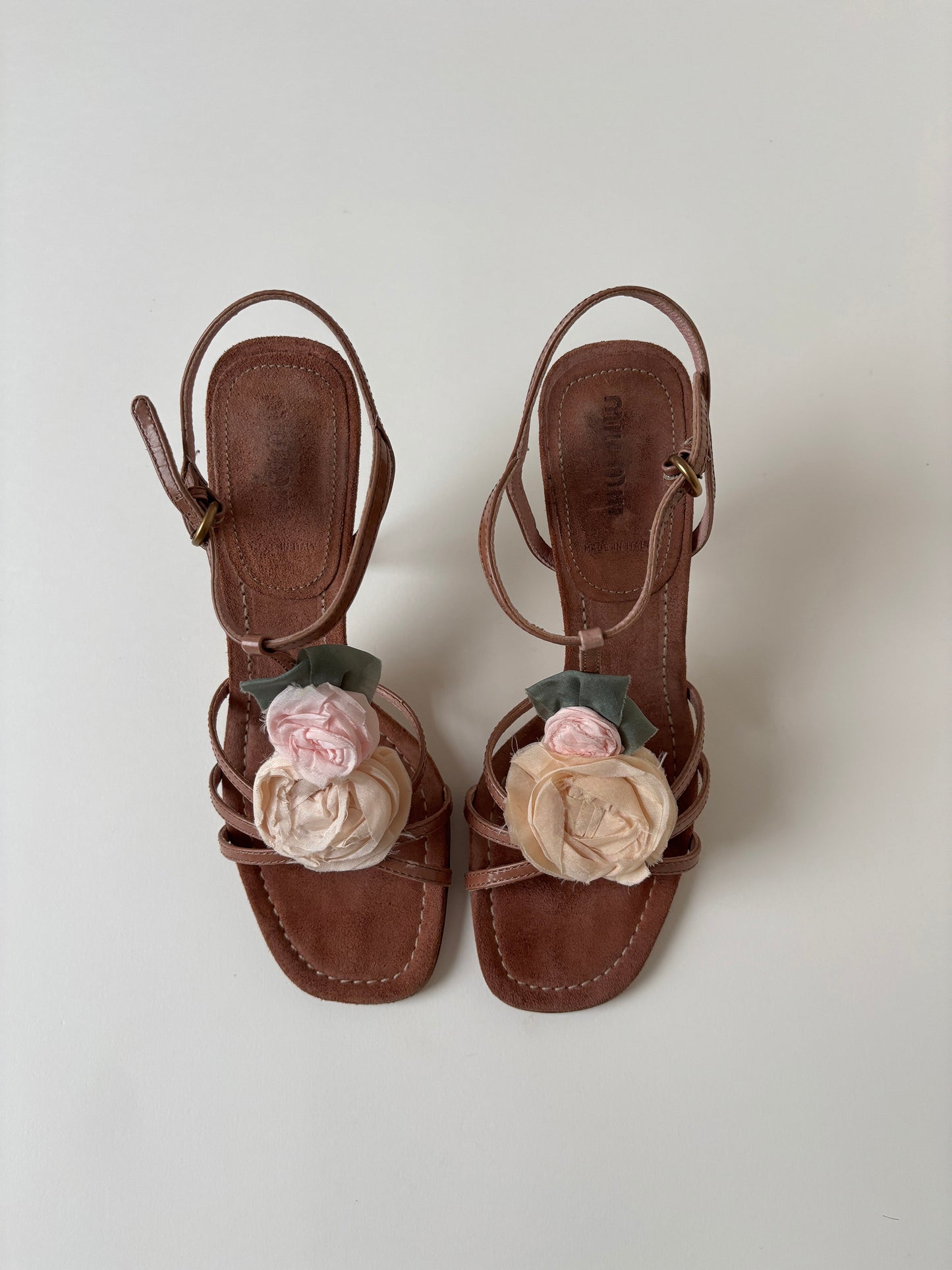 Vintage Miu Miu 2000s floral kitten heels with cute silk roses details. Very rare model.
