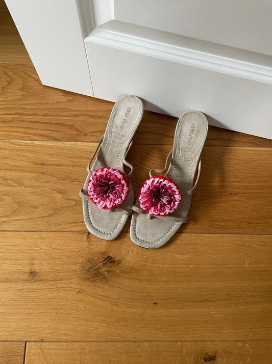 Vintage Miu Miu floral pink raffia flower thong kitten heels