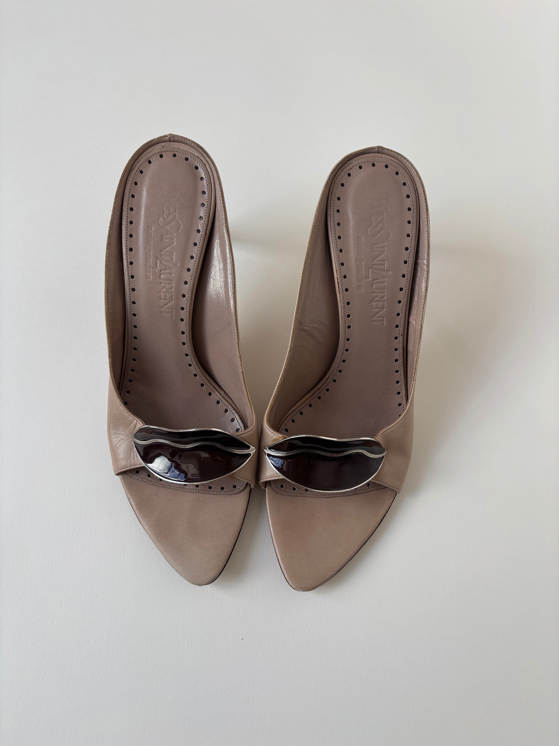 YSL by Tom Ford vintage S/S 2003 iconic nude Dali lips heels with dark brown application details.